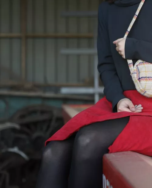 Clémentine avec une création jupe rouge